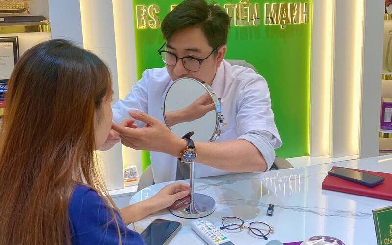 Bác sĩ thăm khám và tư vấn (Nguồn: Thẩm mỹ MD Change Life)