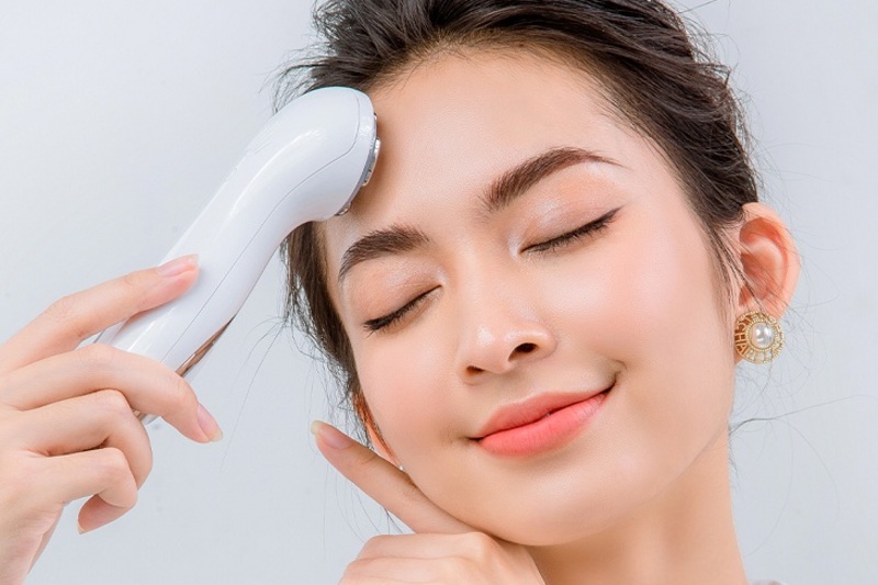 Massage là phương pháp đơn giản mà hiệu quả giúp cải thiện tình trạng nếp nhăn cau mày (Nguồn: Internet)